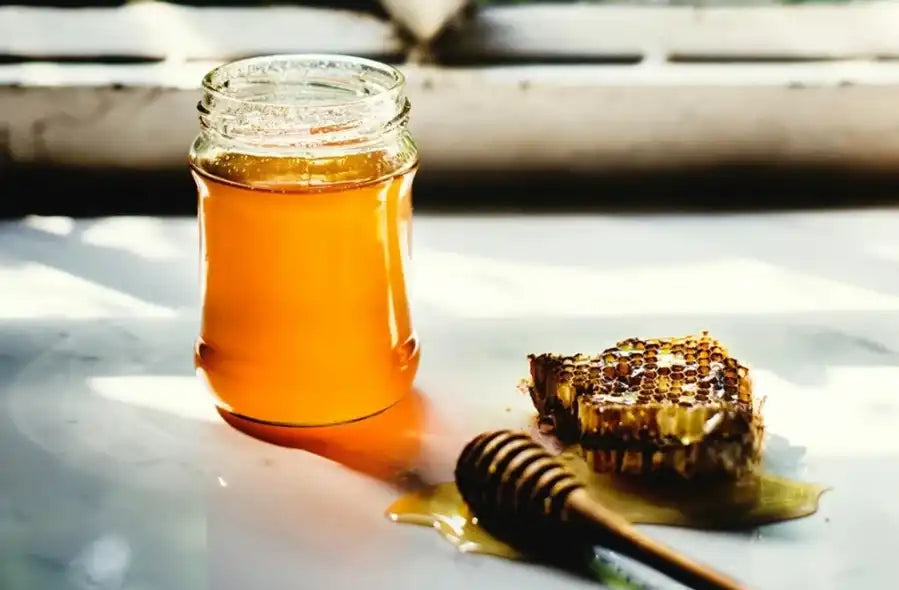 Akazienhonig im Glas mit Wabe