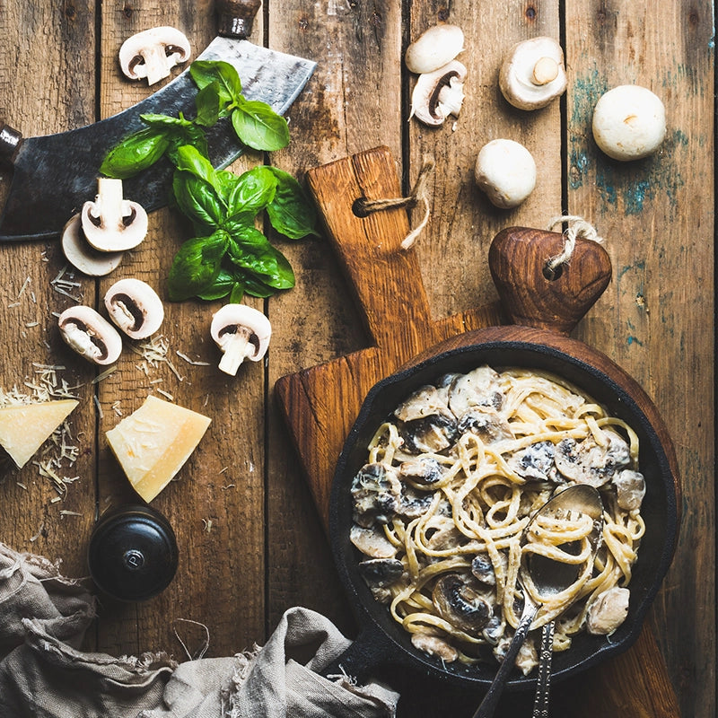 Pilzpasta mit Pilzpulver in der Soße