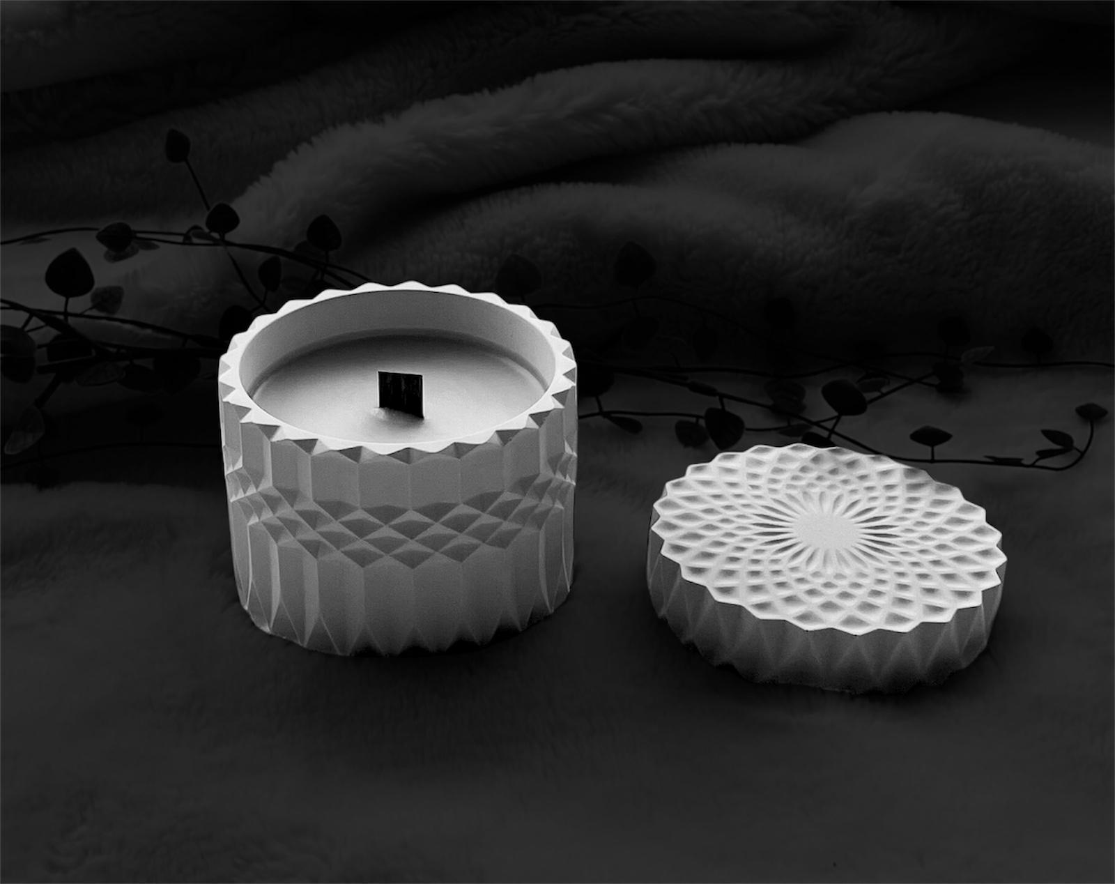 Sojakerze in einer Keramikdose