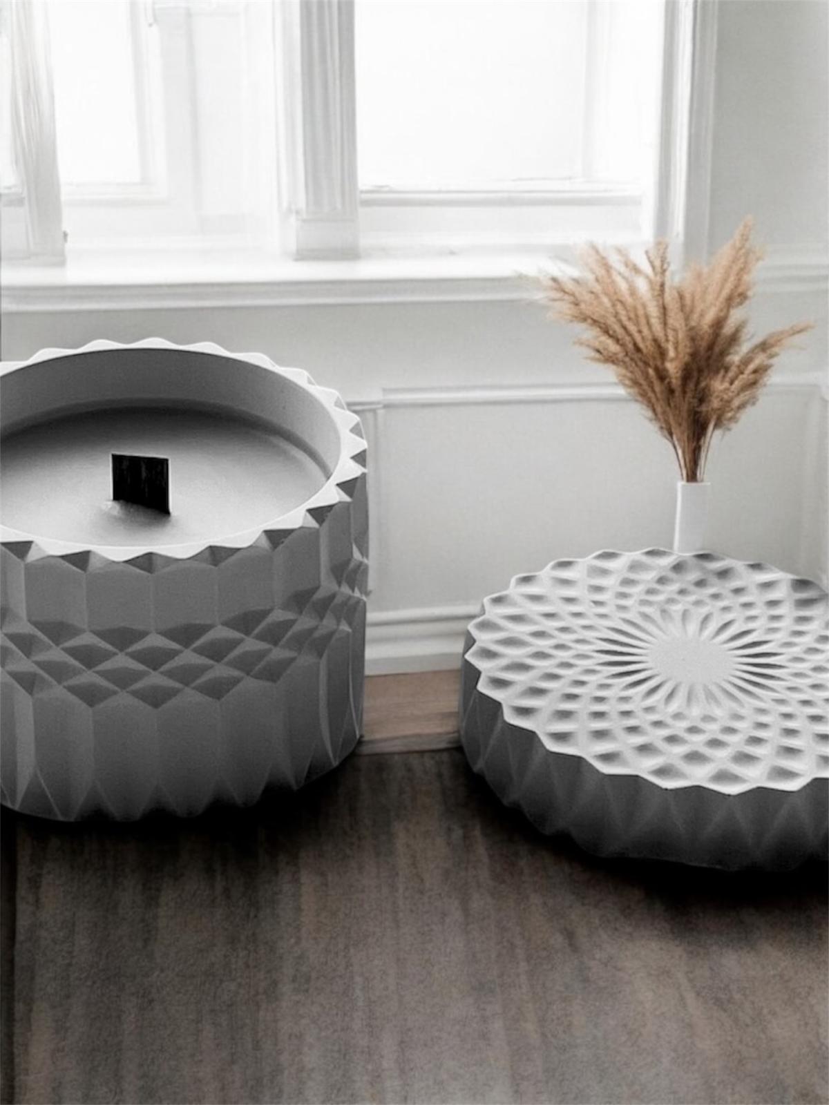 Sojakerze in einer Keramikdose