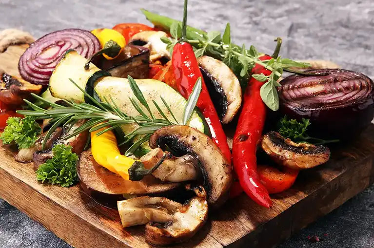 Grillbox mit Gemüse und Pilzen