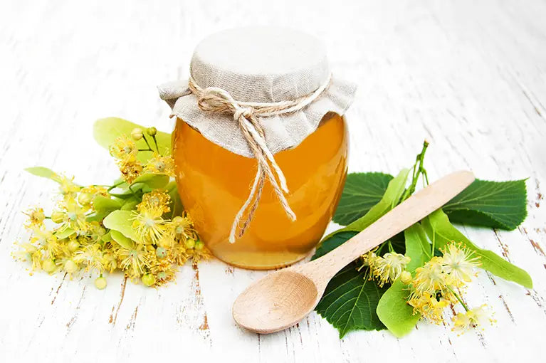 Glas Honig mit Lindenblüten