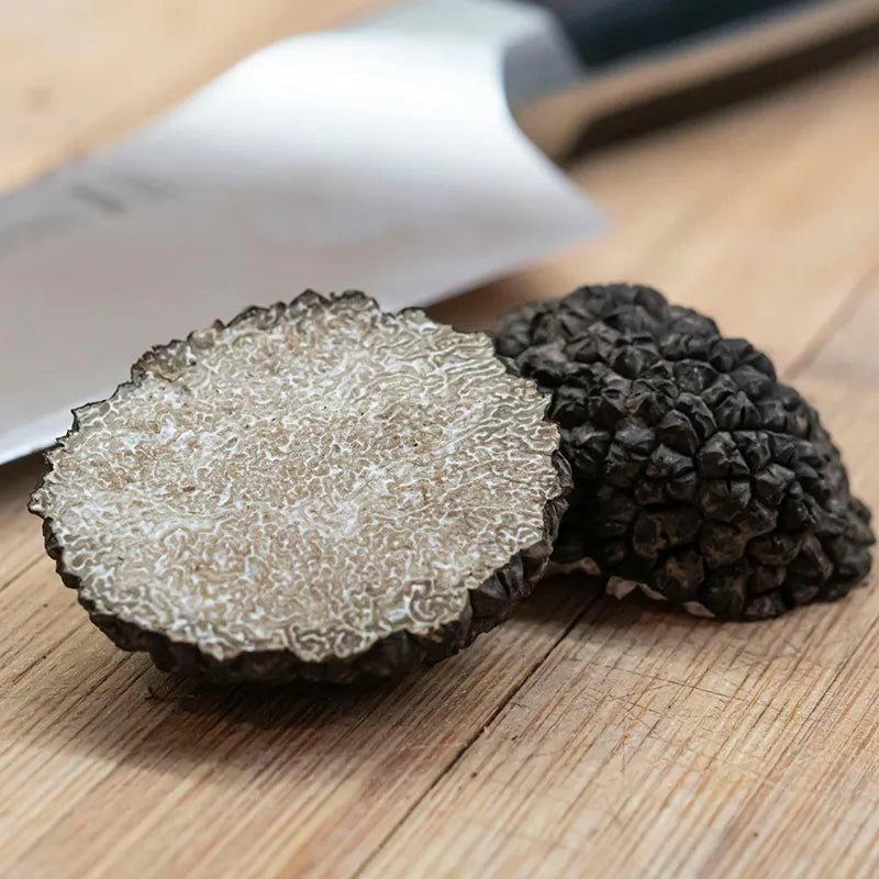 Trüffel Pilz halbiert auf Schneidebrett